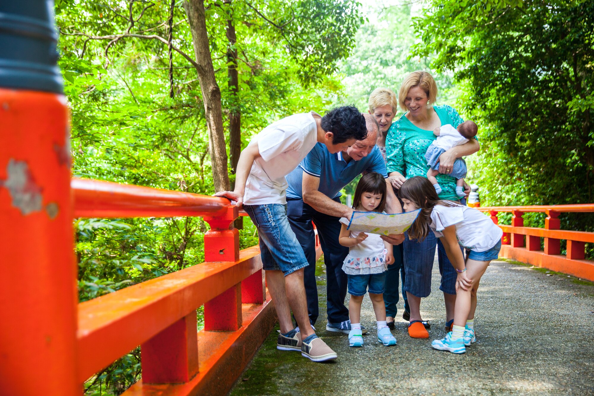 Famiglia che passeggia nella natura in Giappone durante un viaggio in famiglia tra città e spazi verdi