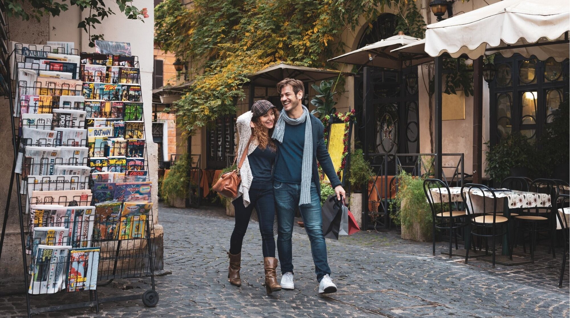 casal de turistas caminhando pelas ruas de Roma.