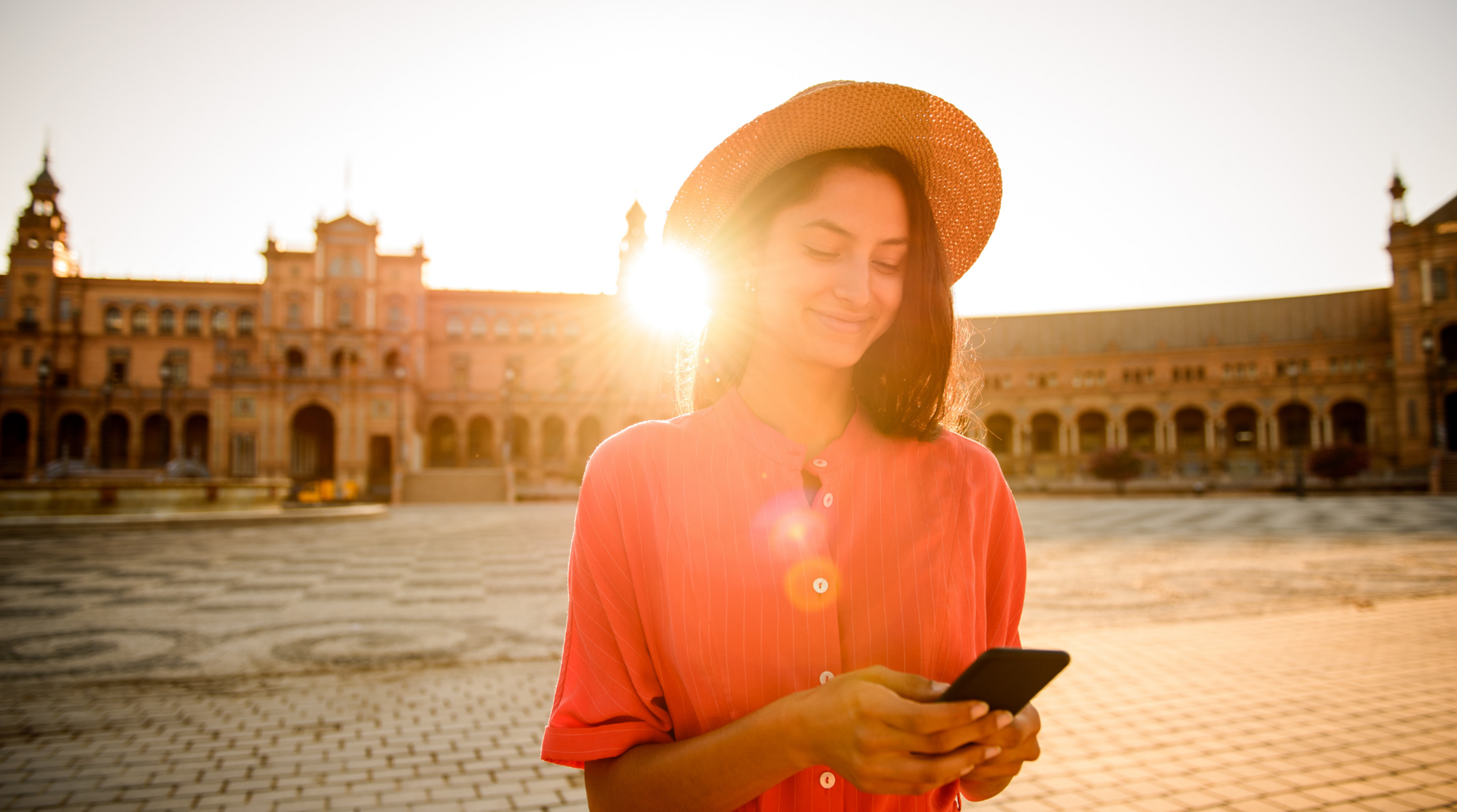 Eine Touristin ist mit Internet in Spanien unterwegs und navigiert durch die Stadt