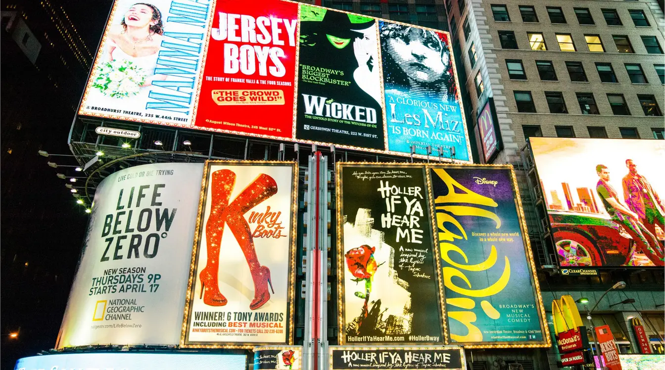 Anúncio de grandes peças de teatro em cartaz na Broadway. Assistir um musical num teatro local é uma das melhores atrações de Nova York.
