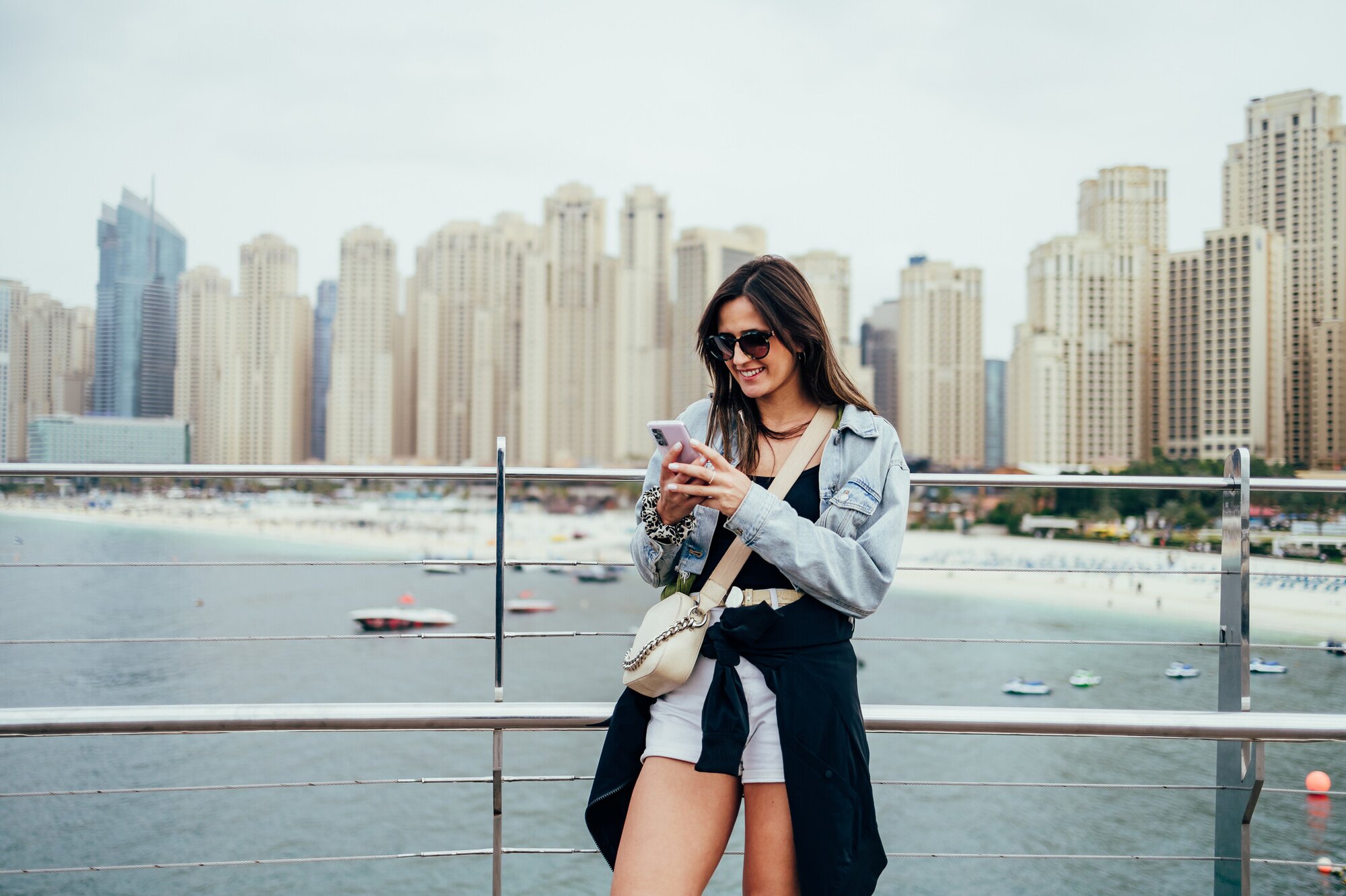 Frau beim Roaming in Dubai