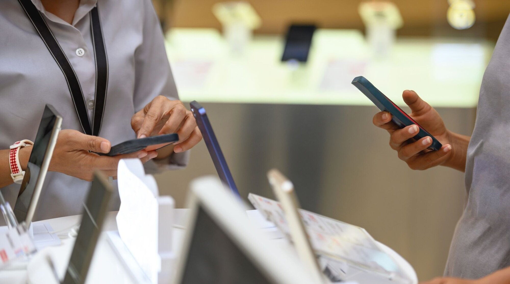 personnes telephone en main en boutique d'opérateur téléphonique au maroc