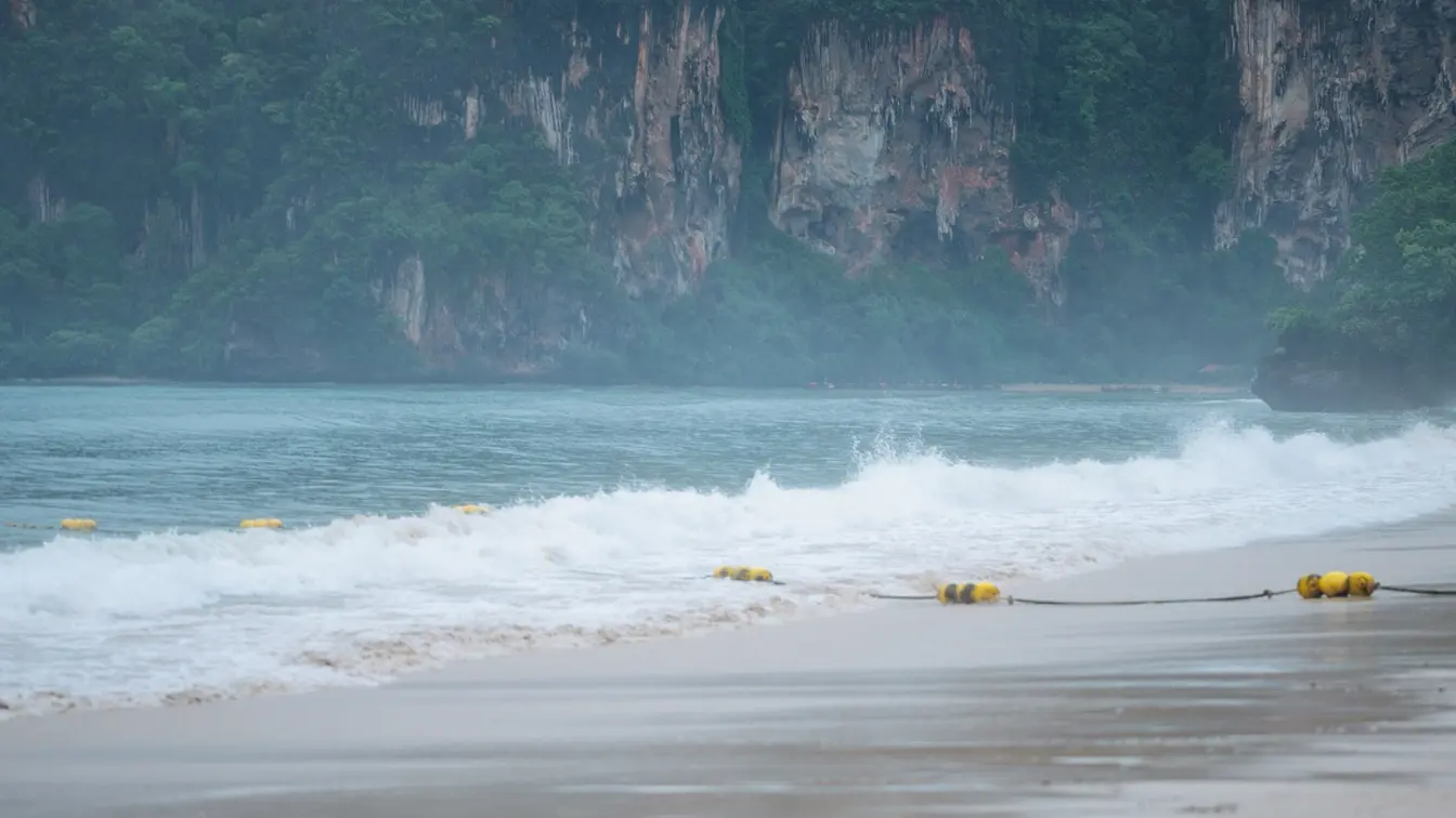 タイ雨季の嵐の中で観光客が誰もいないライレイビーチの砂浜