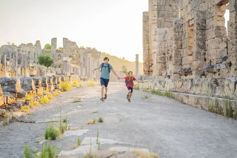 Padre e hijo caminando entre las ruinas de Perge, cerca de Antalya, durante un viaje por Turquía.