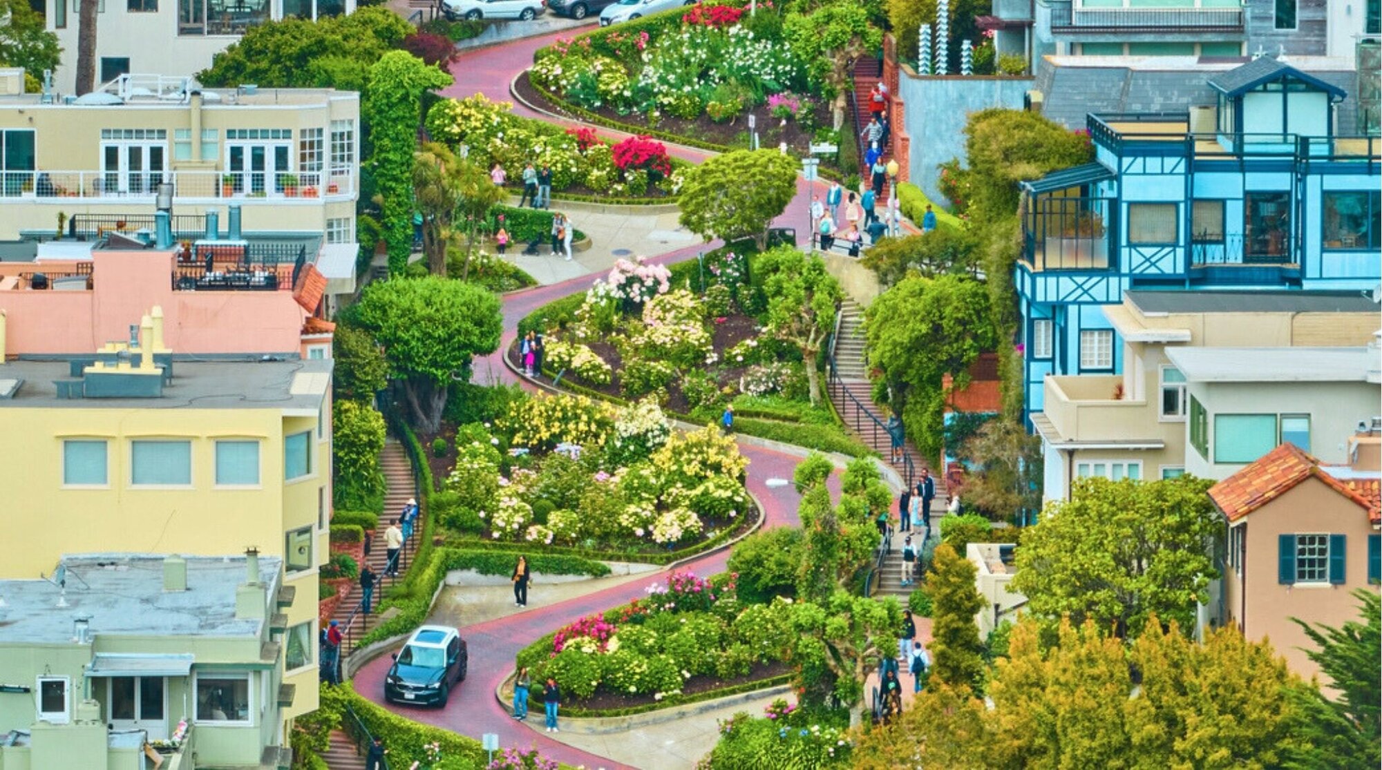 Vista aérea de Lombard Street en San Francisco con autos bajando por la calle en zigzag.