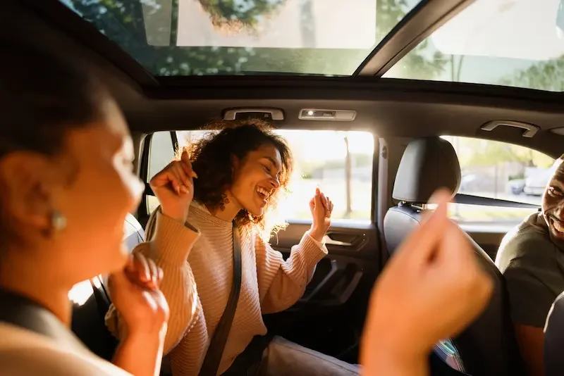 Jóvenes viajando en auto hacia Canadá