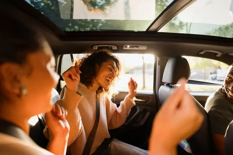 Jóvenes viajando en auto hacia Canadá