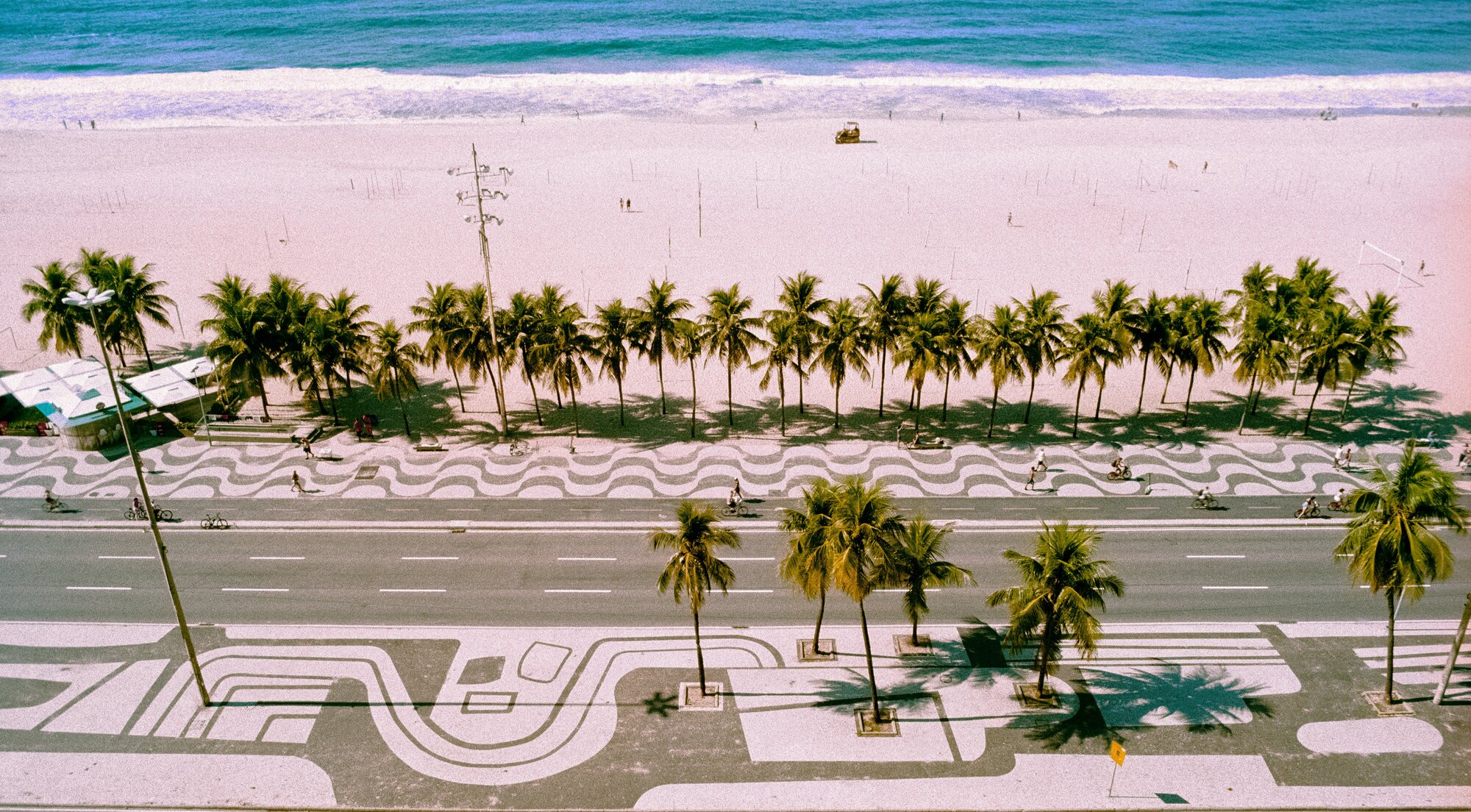 Carretera en Río de Janeiro con vegetación tropical a los lados, uno de los caminos al Rock in Rio Brasil 2026.