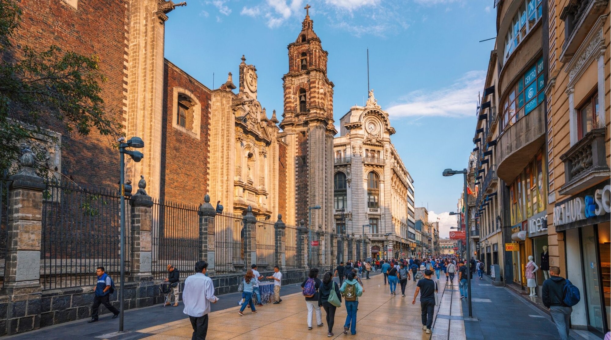 Movimentação de pedestres ao longo da histórica Avenida Francisco I. Madero, icônico calçadão no coração do Centro Histórico da CDMX.