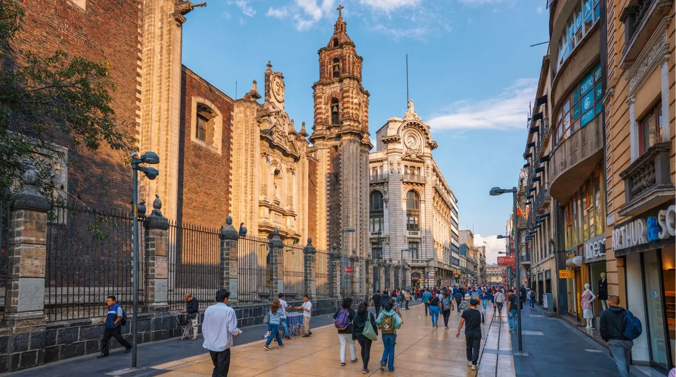 Movimentação de pedestres ao longo da histórica Avenida Francisco I. Madero, icônico calçadão no coração do Centro Histórico da CDMX.