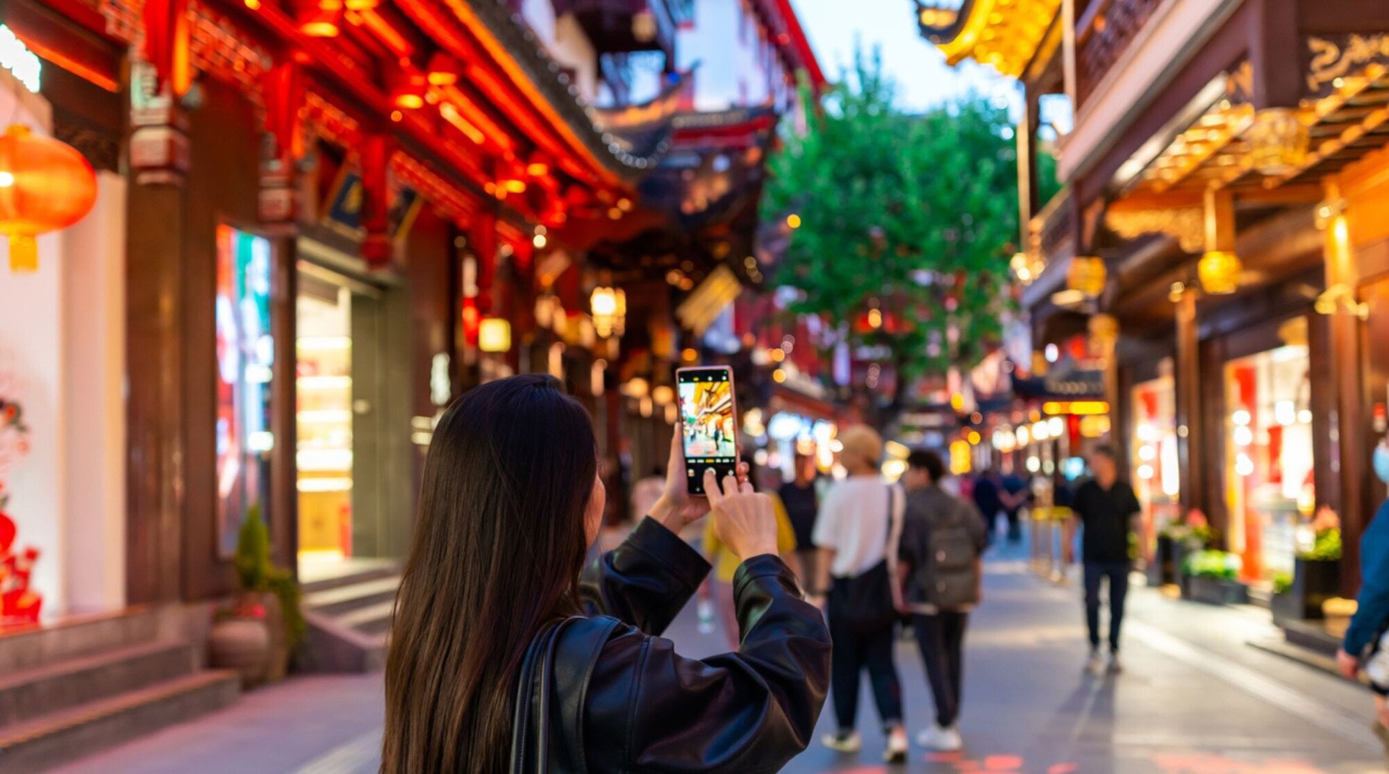 touriste en chine utilisant son smartphone