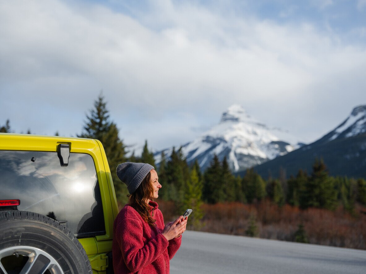 Frau mit eSIM in Kanada