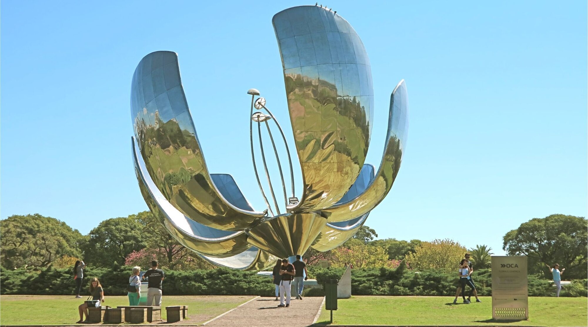 O Floralis Generica, uma escultura de flores feita de aço e alumínio, localizada na Praça de las Naciones Unidas em Buenos Aires, Argentina.