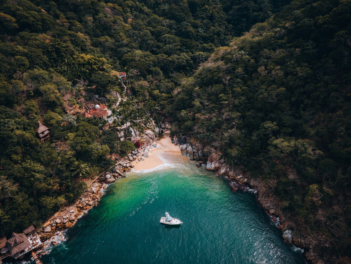 Playa Colomitos, una cala rodeada de vegetación tropical cerca de Puerto Vallarta, Jalisco.