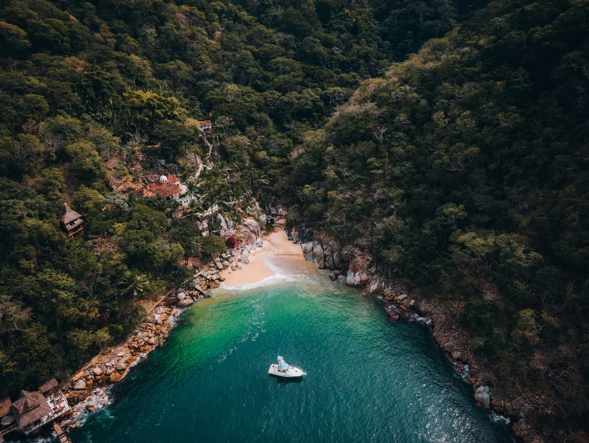 Playa Colomitos, una cala rodeada de vegetación tropical cerca de Puerto Vallarta, Jalisco.