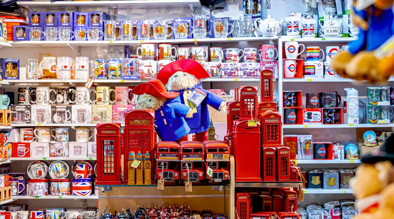 Imagen de una tienda de recuerdos para ilustrar cuánto cuesta un viaje a Londres