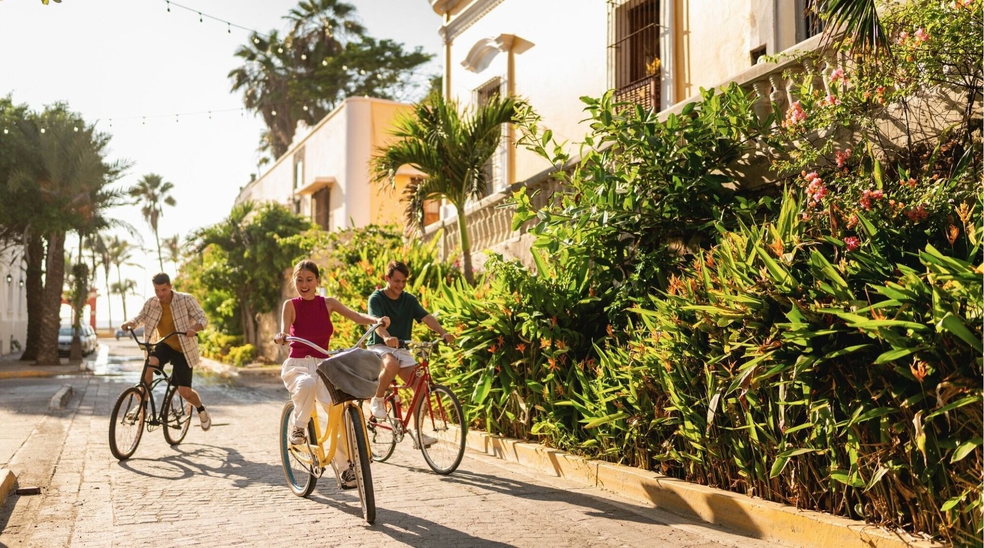 Grupo de amigos en bici junto al mar, plan de día en vacaciones de primavera.