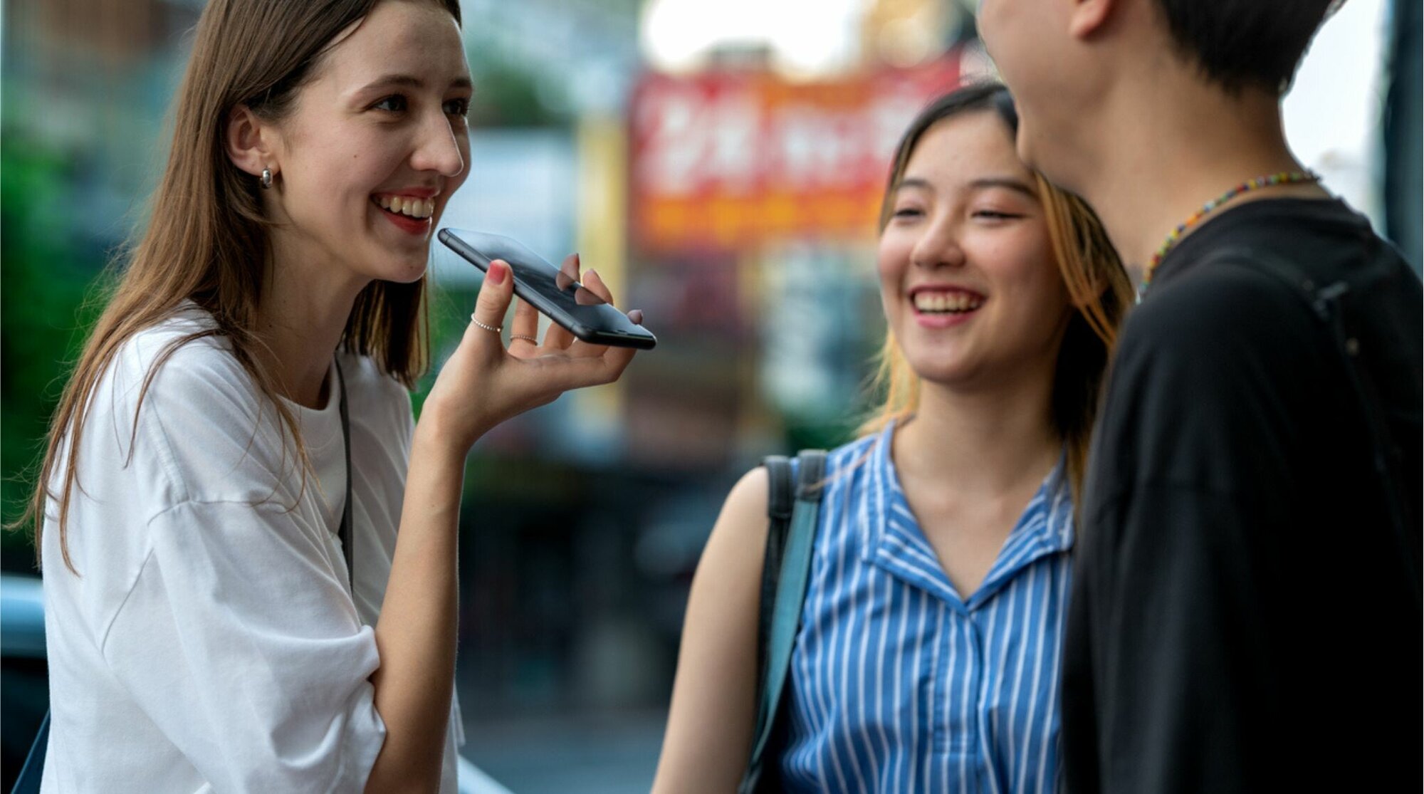 Viajantes usando apps de tradução 