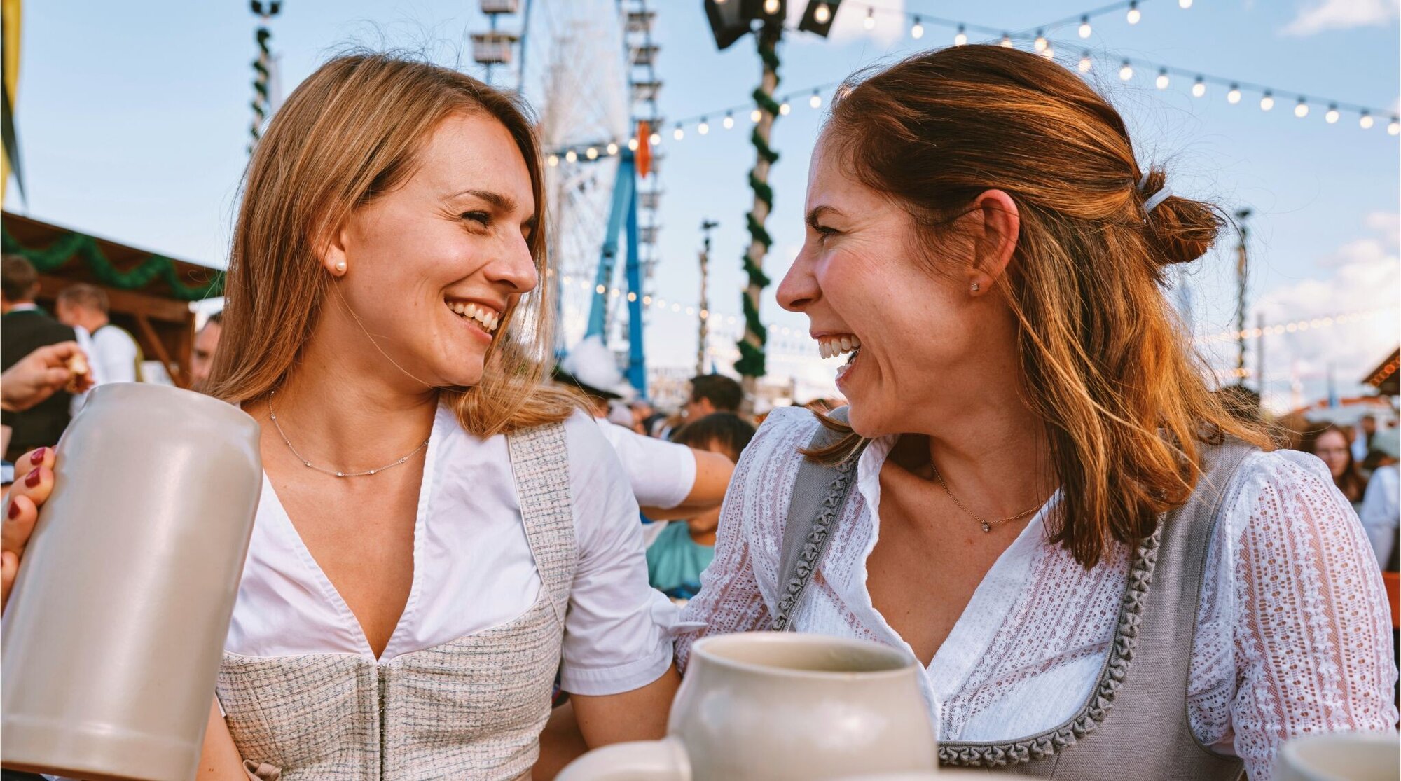 Jovens celebrando a Oktoberfest na Alemanha.