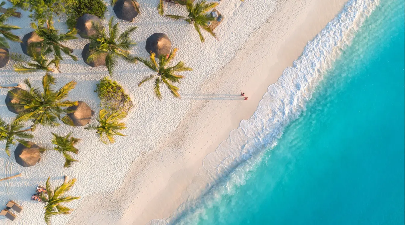 Vue aérienne de l'archipel de Zanzibar à 40 km des côtes tanzaniennes dans l'océan Indien