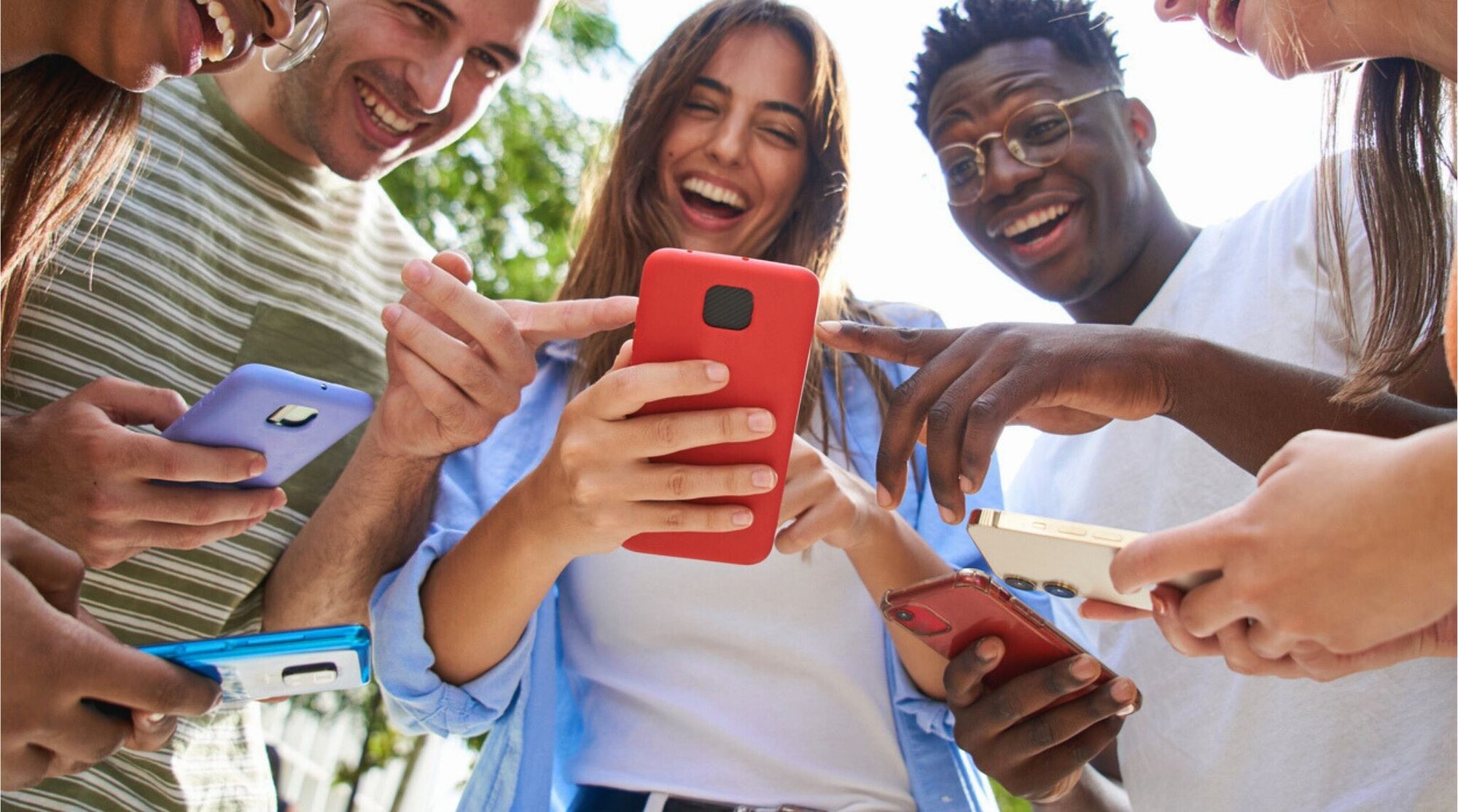 Jovem roteando internet do celular para os celulares dos amigos