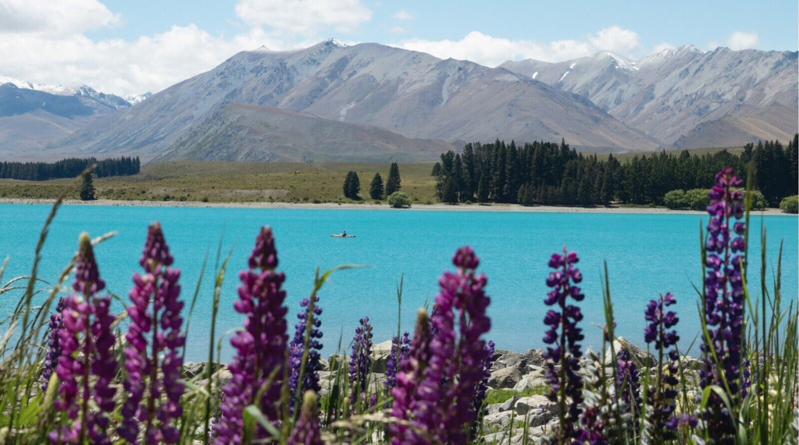 Lugares mais bonitos do mundo: Um praticante de caiaque desfruta das águas azuis glaciais do Lago Tekapo.