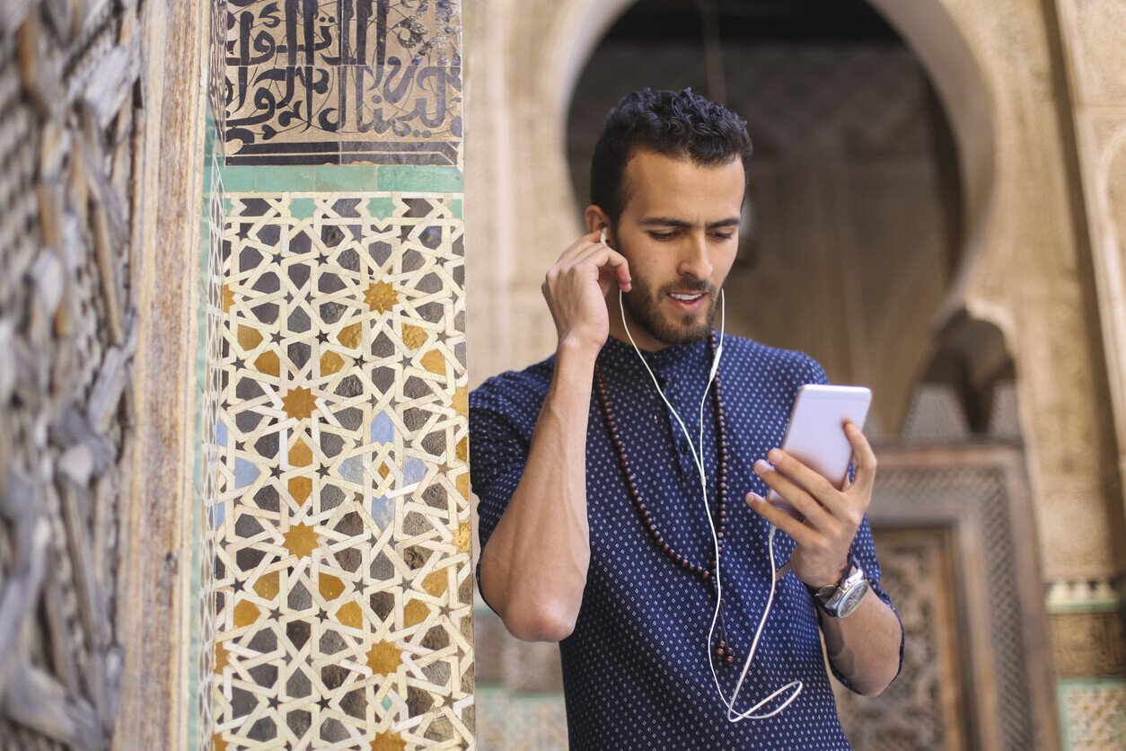 Mann mit einer eSIM in Marokko