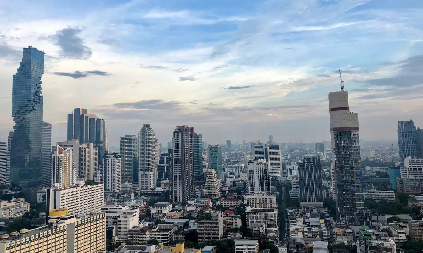 Vista panorámica del horizonte de Bangkok, destacando el rascacielos King Power MahaNakhon.