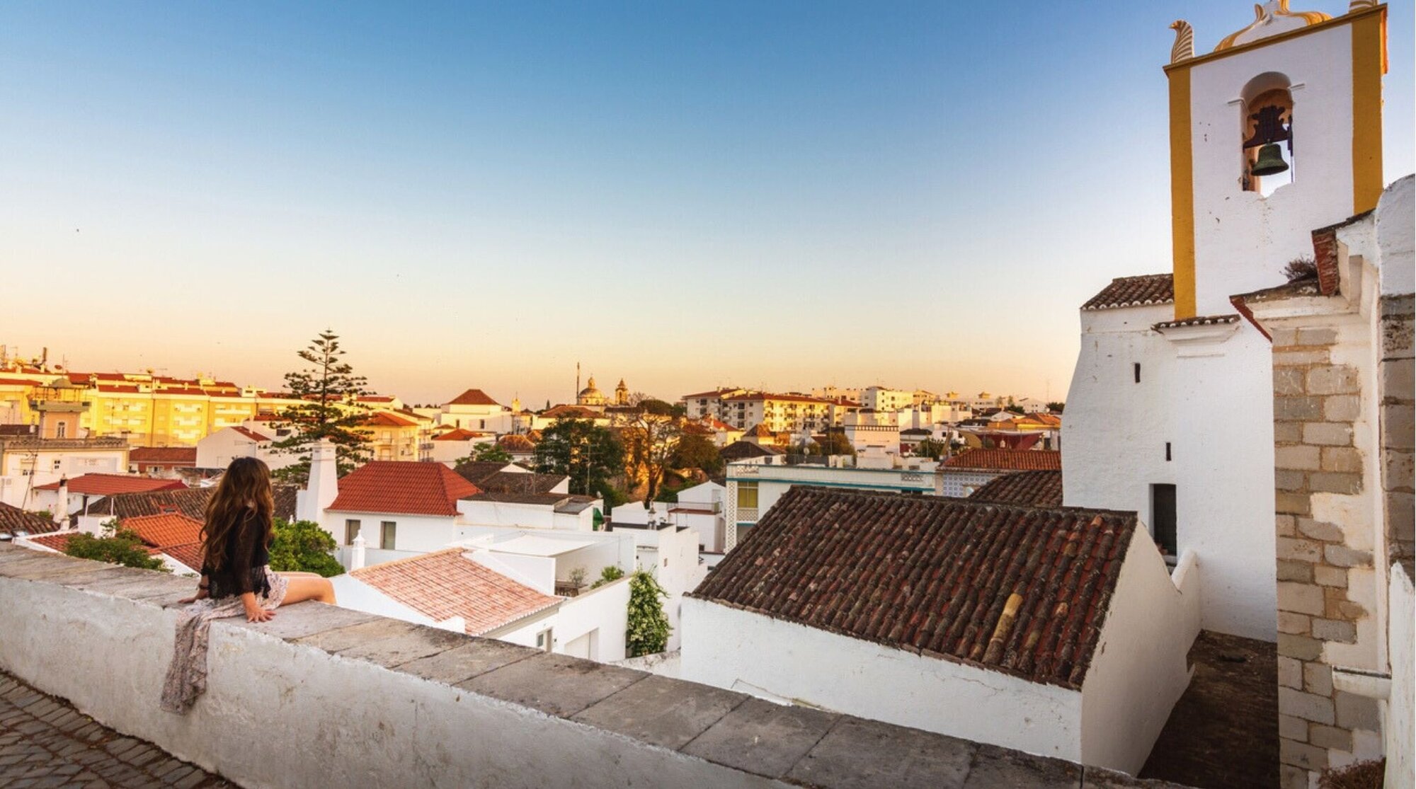 A Igreja de Santiago, de fachada branca, está localizada perto do castelo na pitoresca cidade de Tavira, Portugal. Construída originalmente em meados do século XIII, a igreja foi reconstruída no século XVII devido aos danos causados por um terremoto.