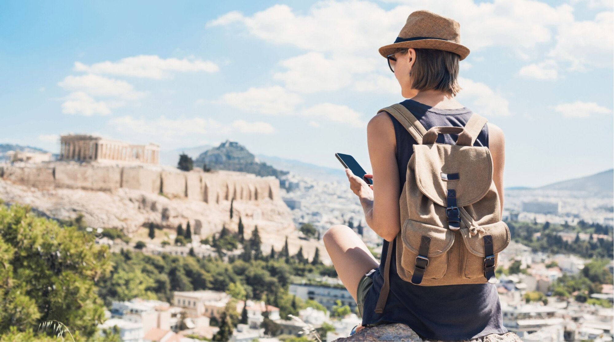 Voyageuse utilisant son téléphone à Athènes en Grèce 