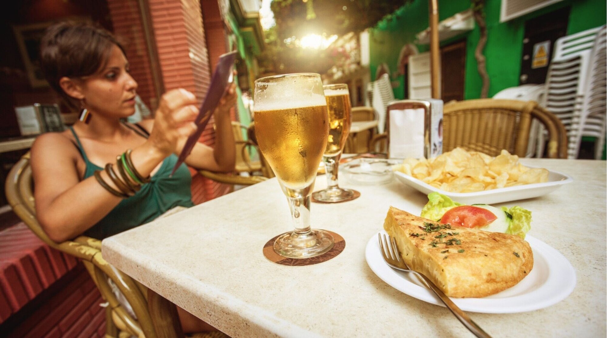 Copa de cerveza y tapas españolas en un bar de Madrid.