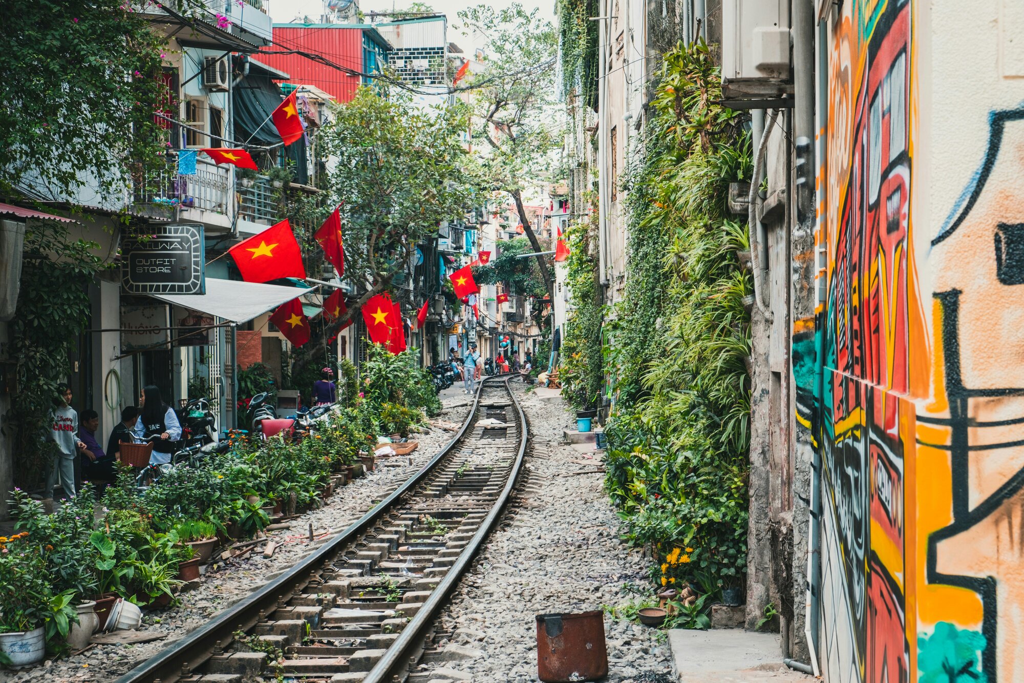 Una vía de tren estrecha que atraviesa una concurrida calle residencial en Hanói, Vietnam