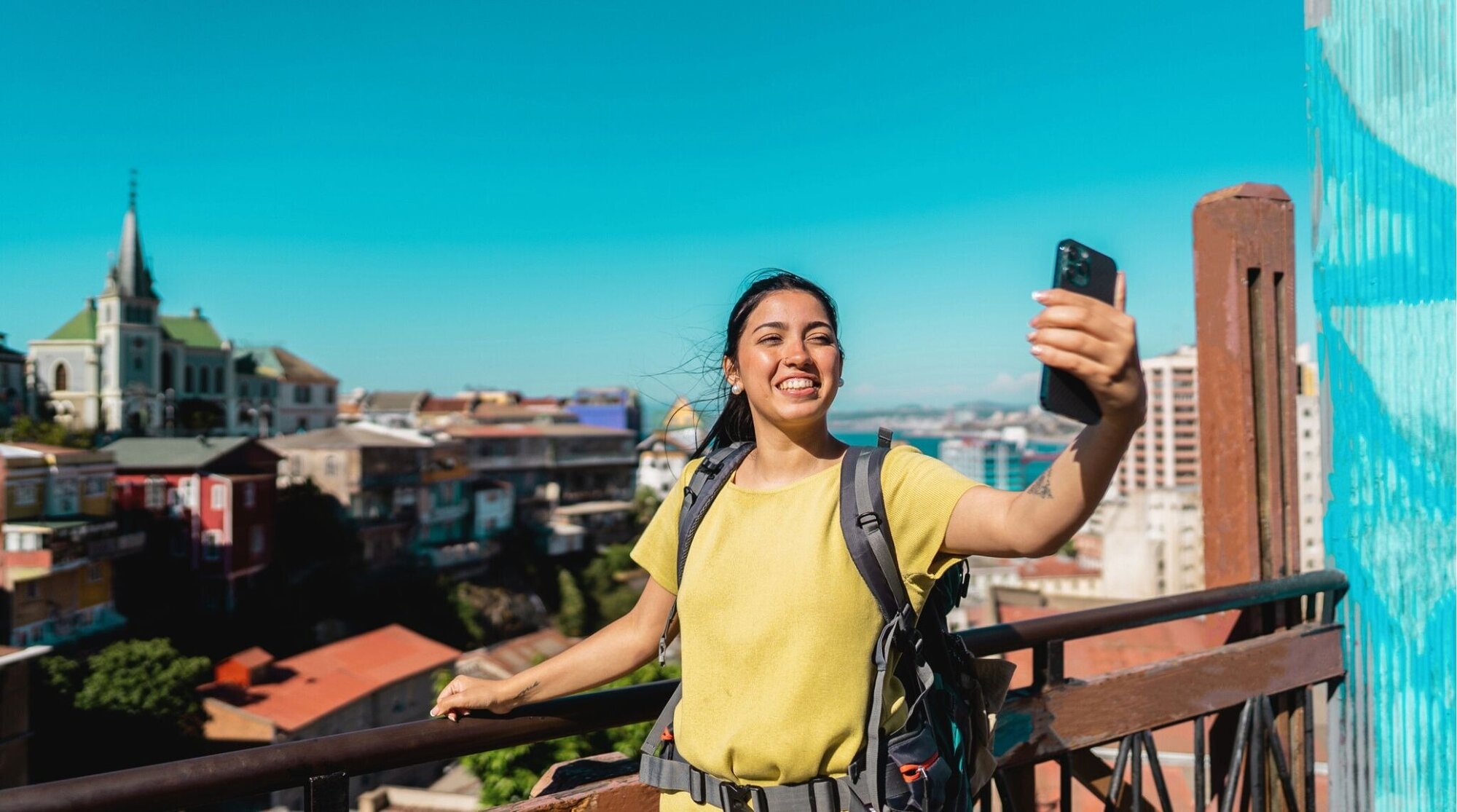 Turista haciendo una selfie con el móvil durante el viaje tras configurar datos móviles con eSIM.