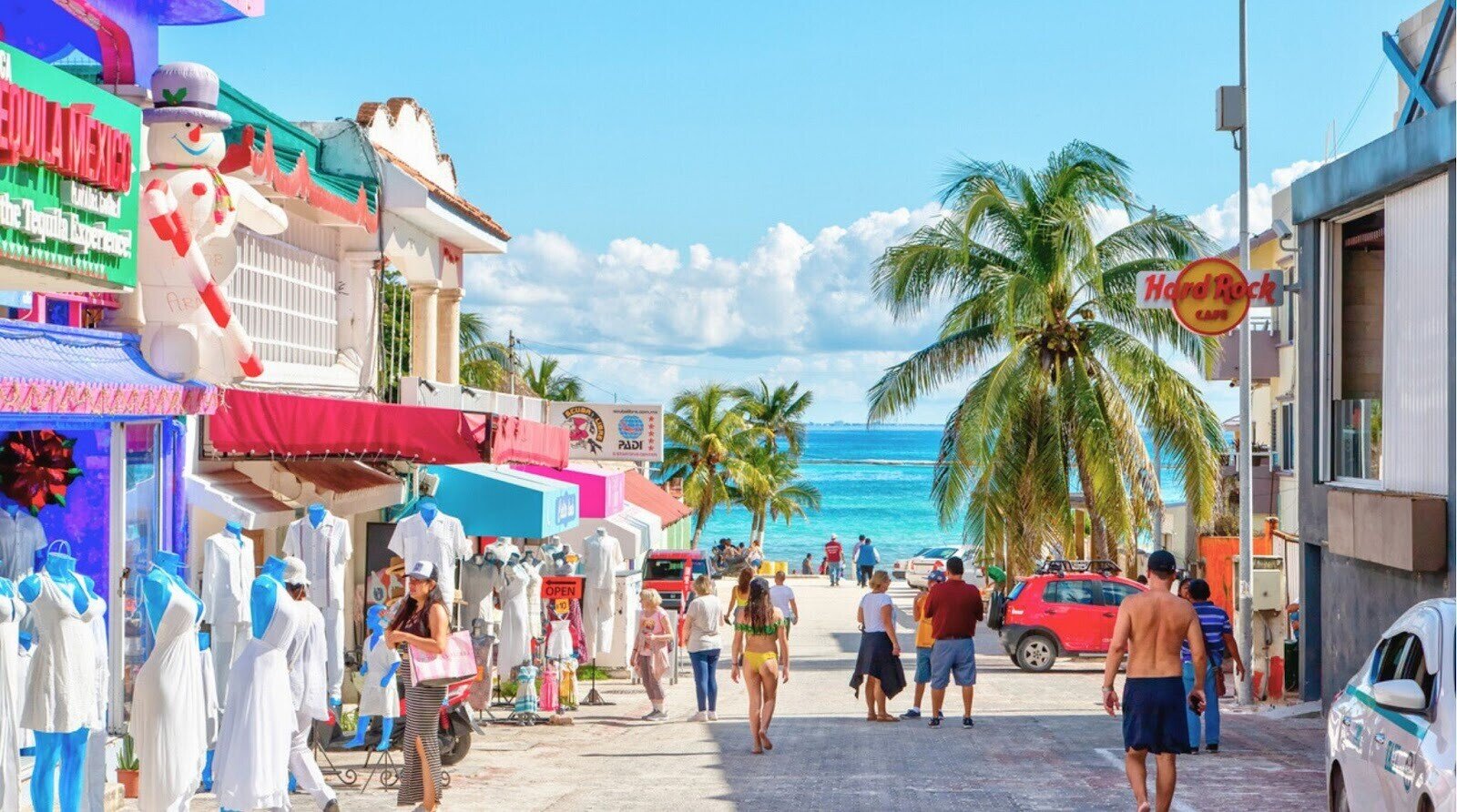 Visitantes aproveitam as compras no famoso polo de entretenimento da praia de Playa del Carmen, na península de Yucatán, no Caribe mexicano, em Cancún.