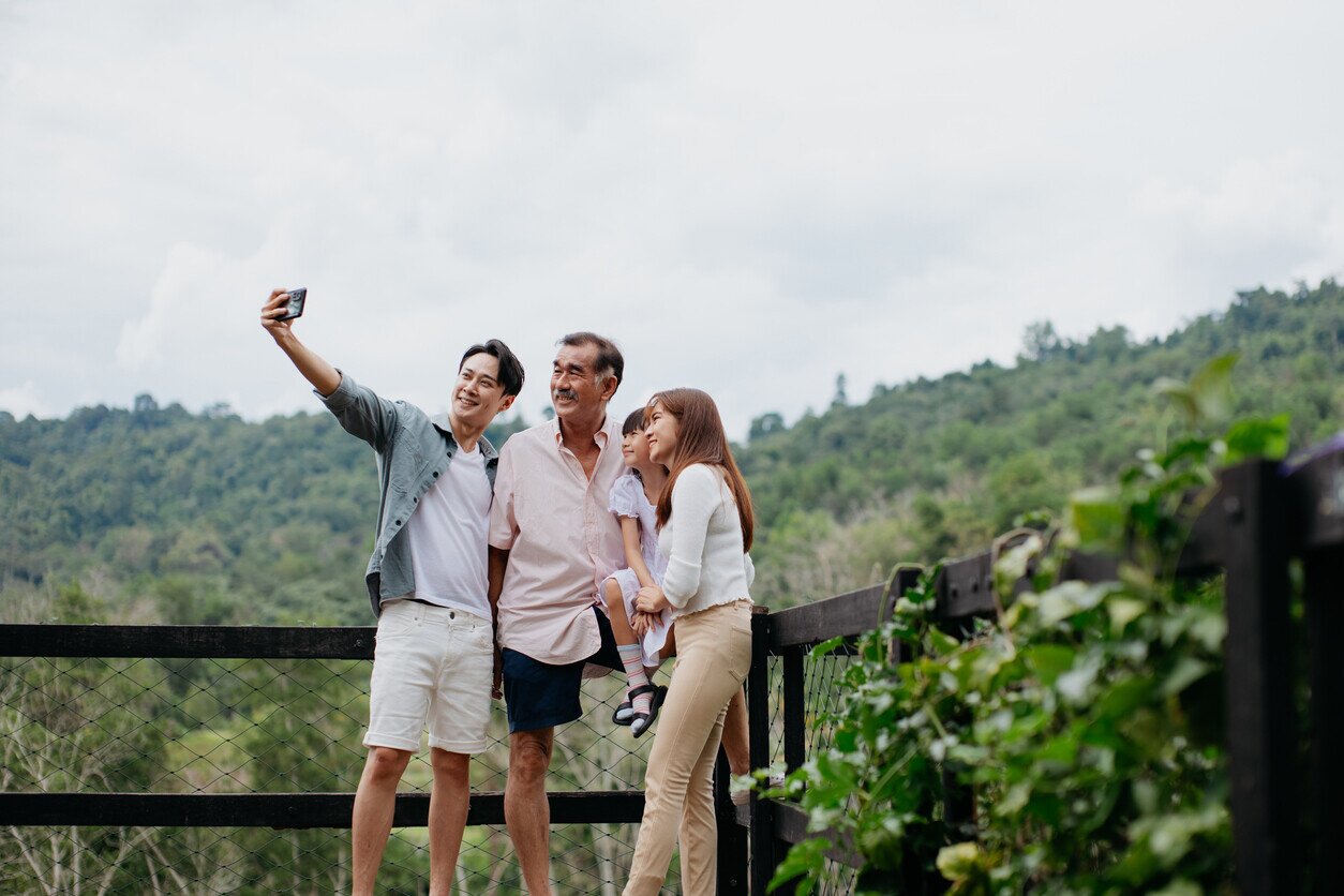 Familie in Asien mit eSIM