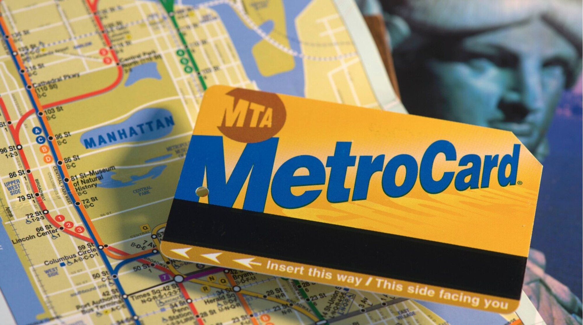 MetroCard sobre mapa del subway, esencial para quienes buscan qué hacer en Nueva York y cómo moverse por la ciudad.