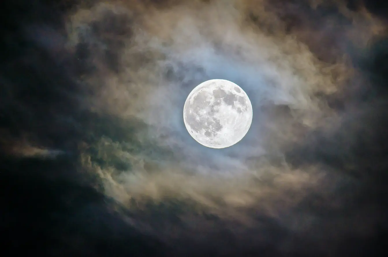 Imagen de la luna llena rodeada de nubes grises para ilustrar las Halloween Horror Nights en Universal Studios.