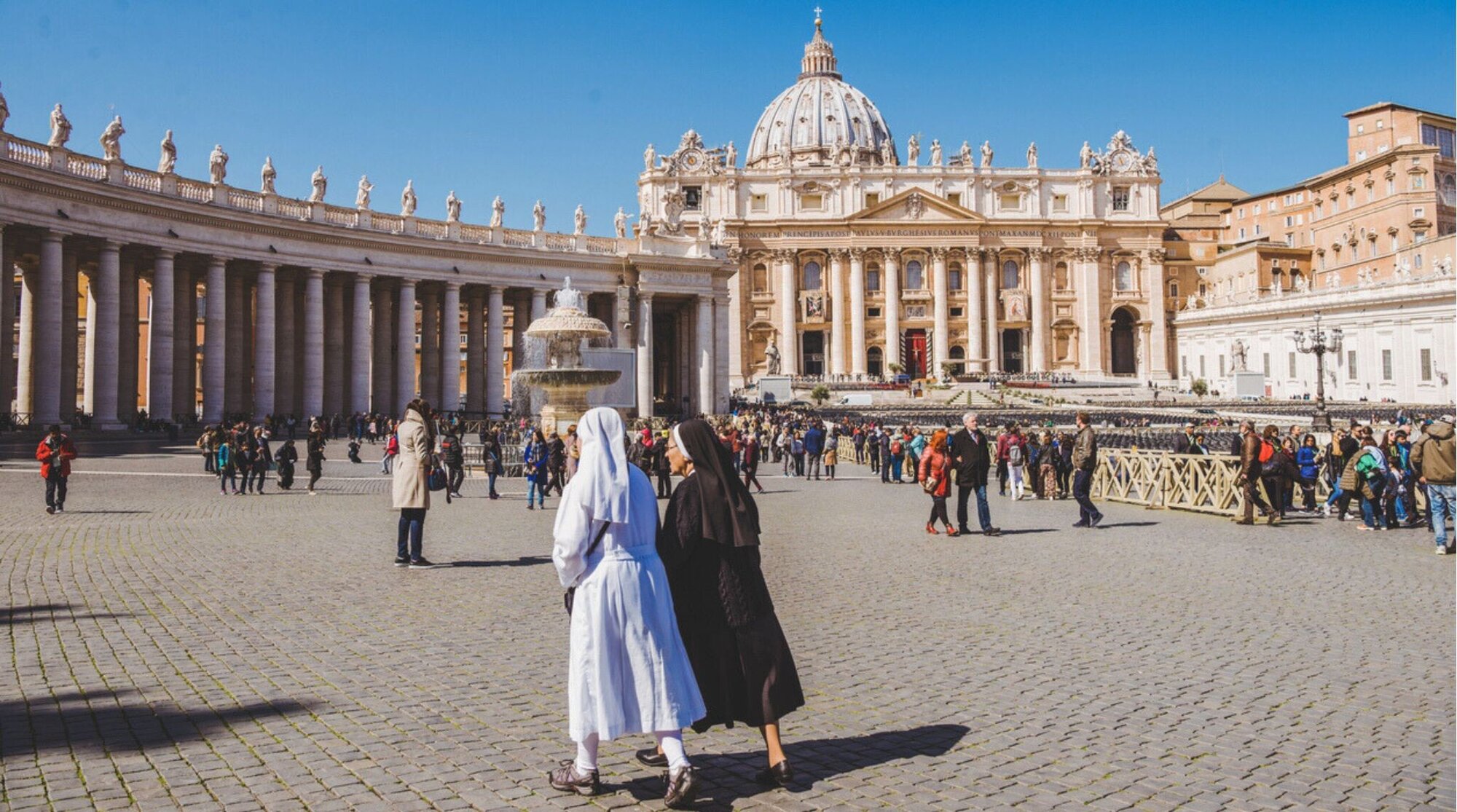 VATICANO, ITÁLIA - 10 DE MARÇO DE 2018: freiras caminhando pela Praça de São Pedro