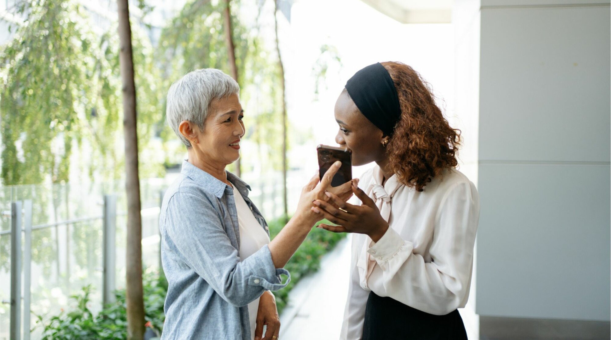 Viajantes usando aplicativo de tradução