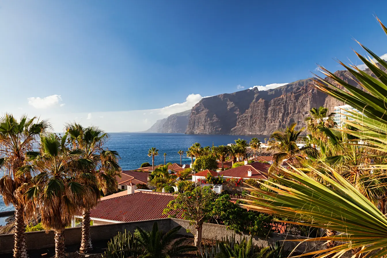 Scogliere di Los Gigantes a Tenerife, Isole Canarie, una delle mete ideali dove andare in vacanza a gennaio e spendere poco