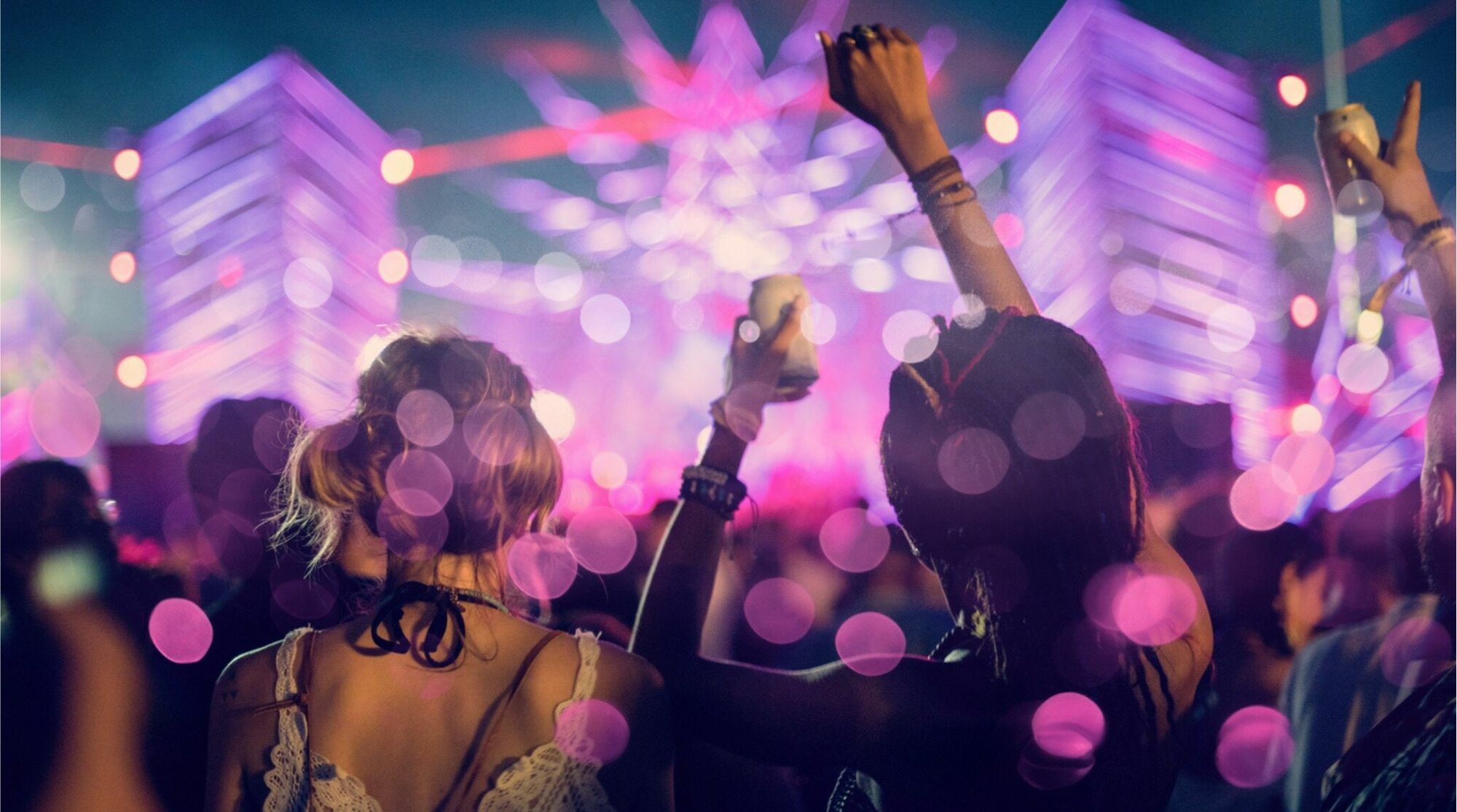 Jovenes mujeres en un concierto