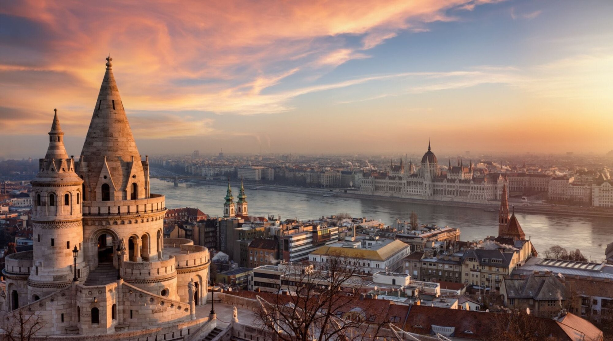 Vista all’alba del Bastione dei Pescatori e del Parlamento di Budapest, meta romantica dove andare a San Valentino nel 2027.