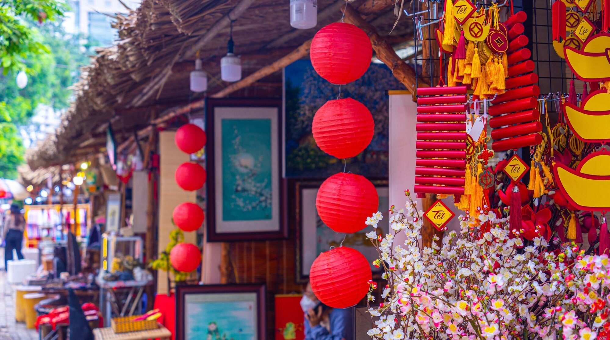 decorations dans les rues pour le nouvel an au vietnam