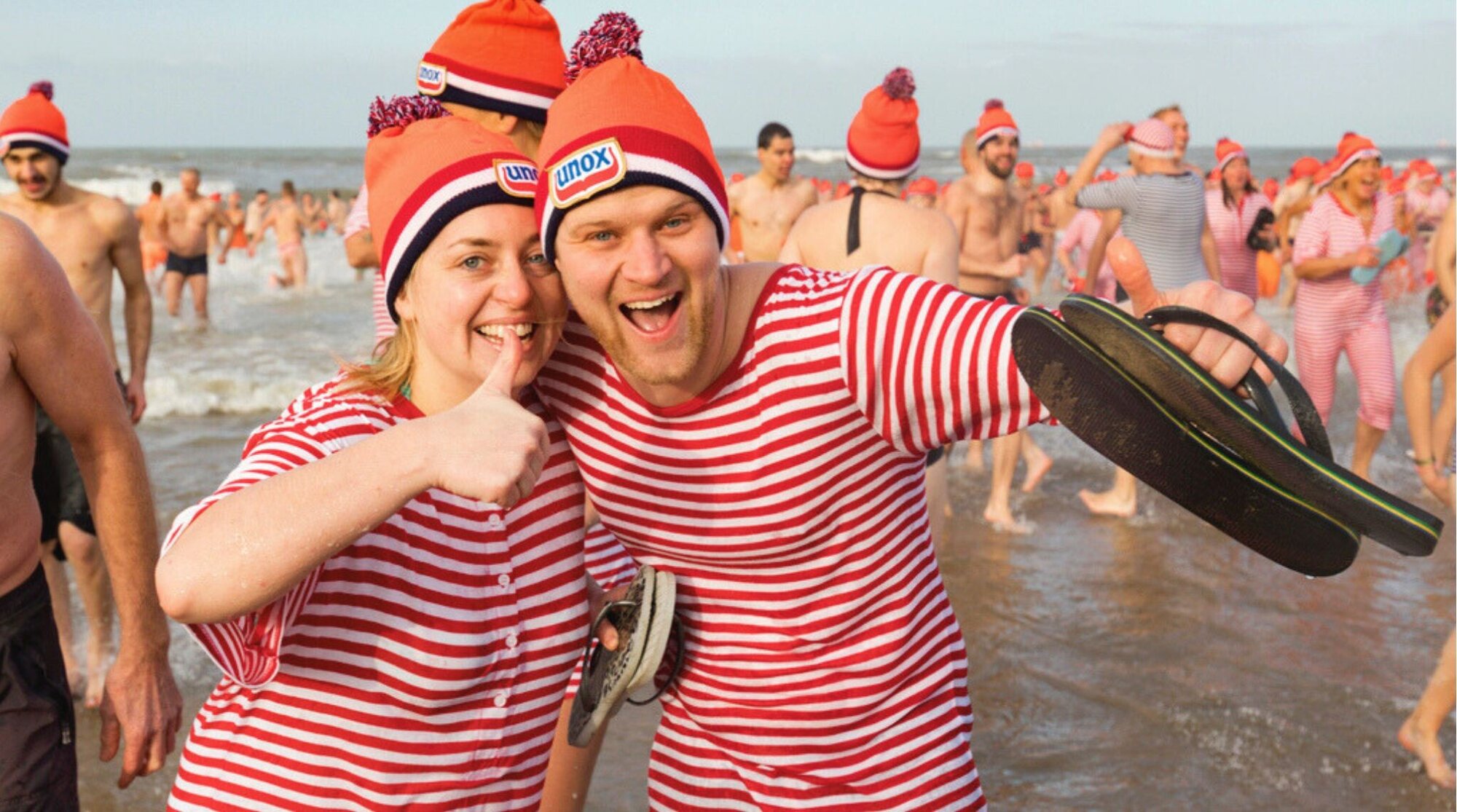 Participantes do Mergulho de Ano Novo holandês em Haia, na praia de Scheveningen, começam o ano novo com um mergulho refrescante no Mar do Norte.