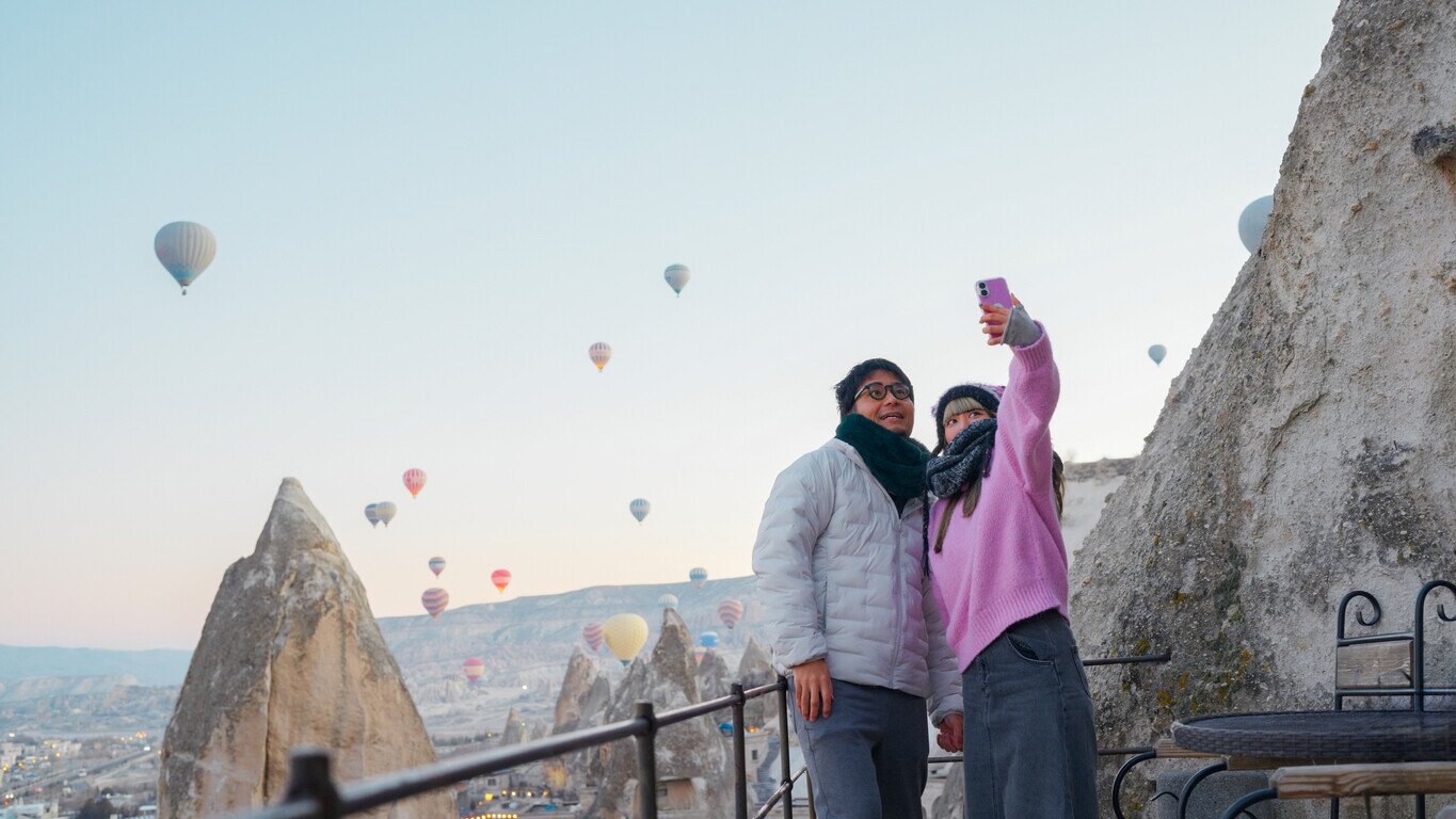 Paar mit eSIM in der Türkei