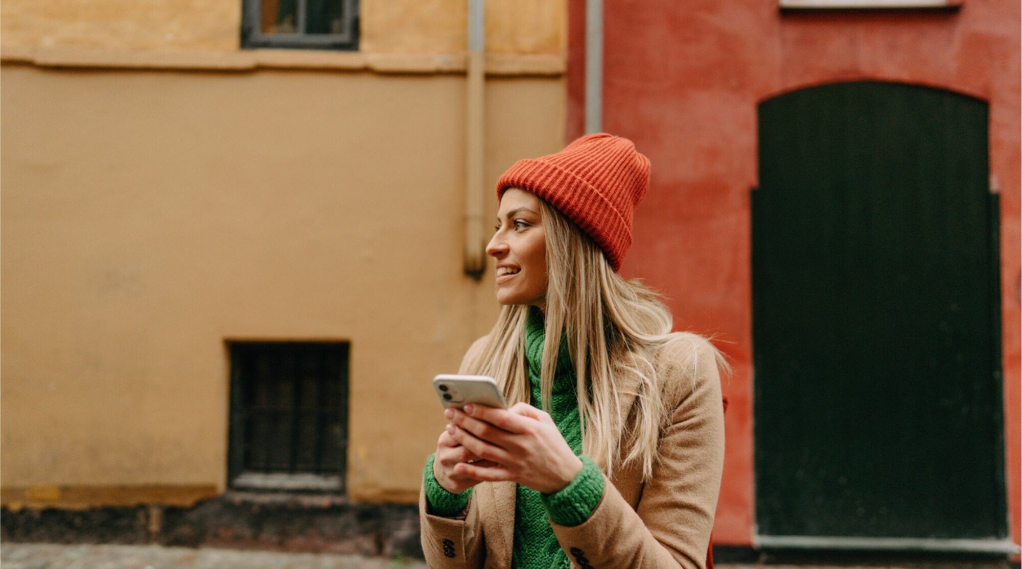 Mujer turista con el teléfono en la calle