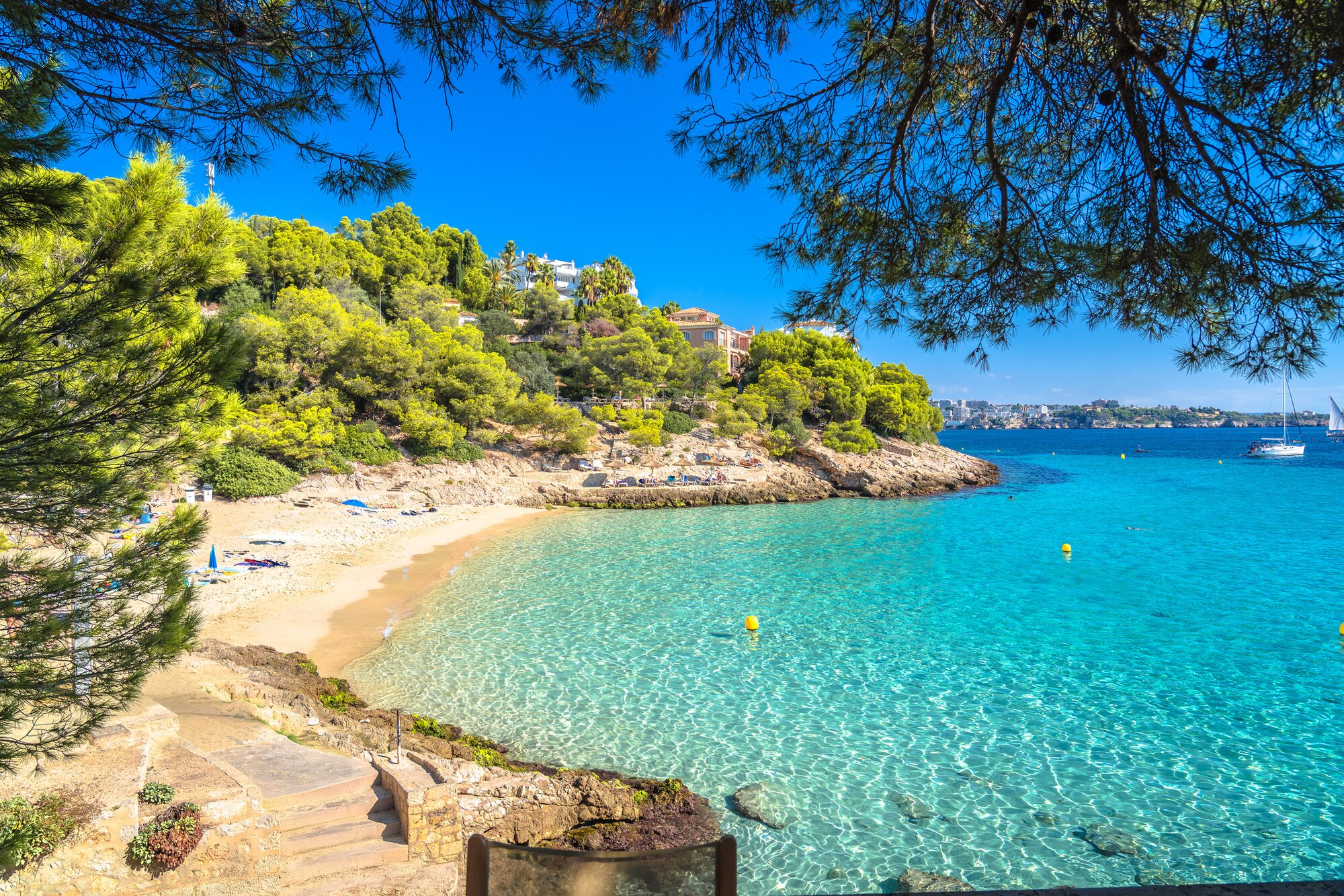 Der Strand Cala Contesa in Europa im Oktober