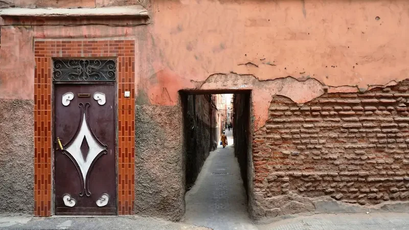 Ruelles animées et bâtiments ocre du quartier du Mellah à Marrakech, ancien quartier juif de la médina