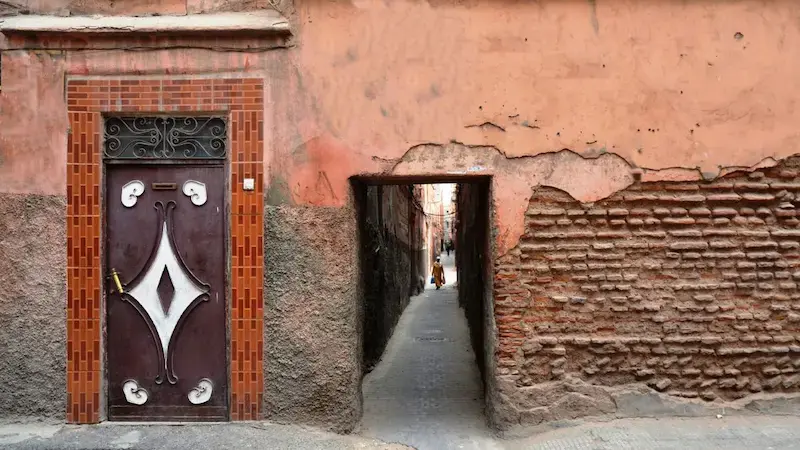 Ruelles animées et bâtiments ocre du quartier du Mellah à Marrakech, ancien quartier juif de la médina