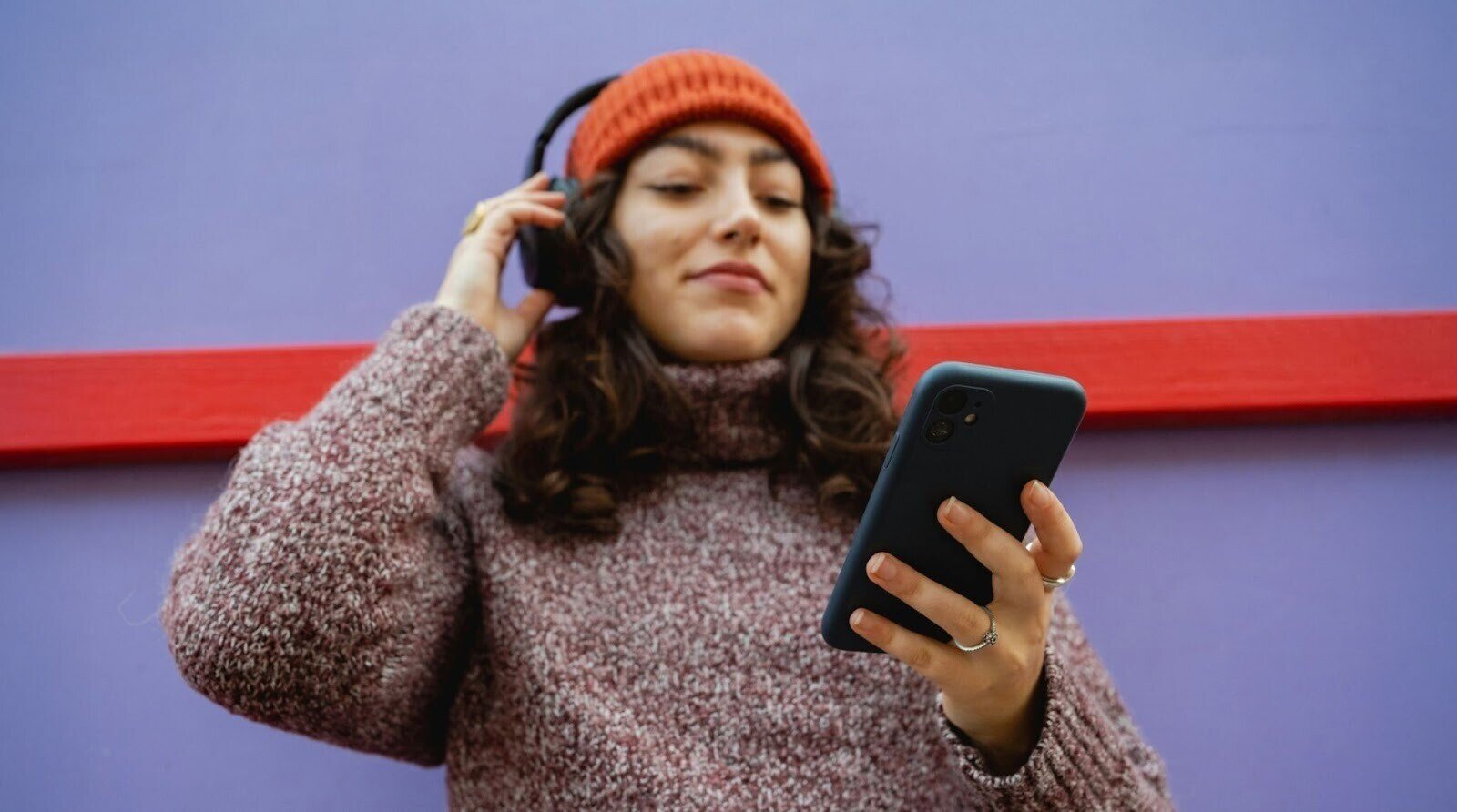 jeune femme utilisant son telephone dual sim en voyage